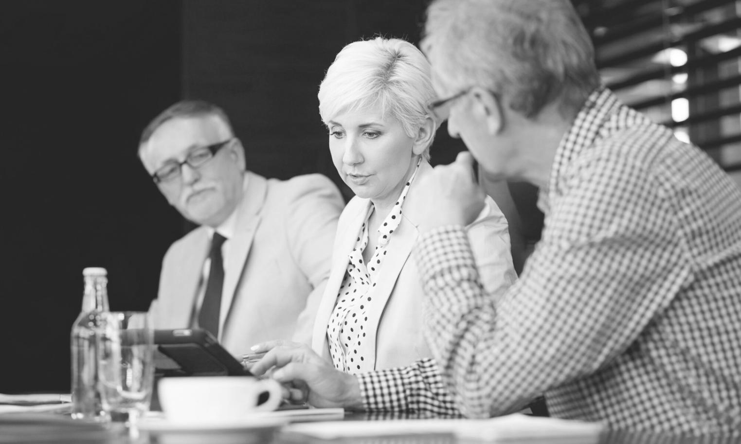 Sesión de análisis financiero con participantes revisando casos reales de negocios digitales