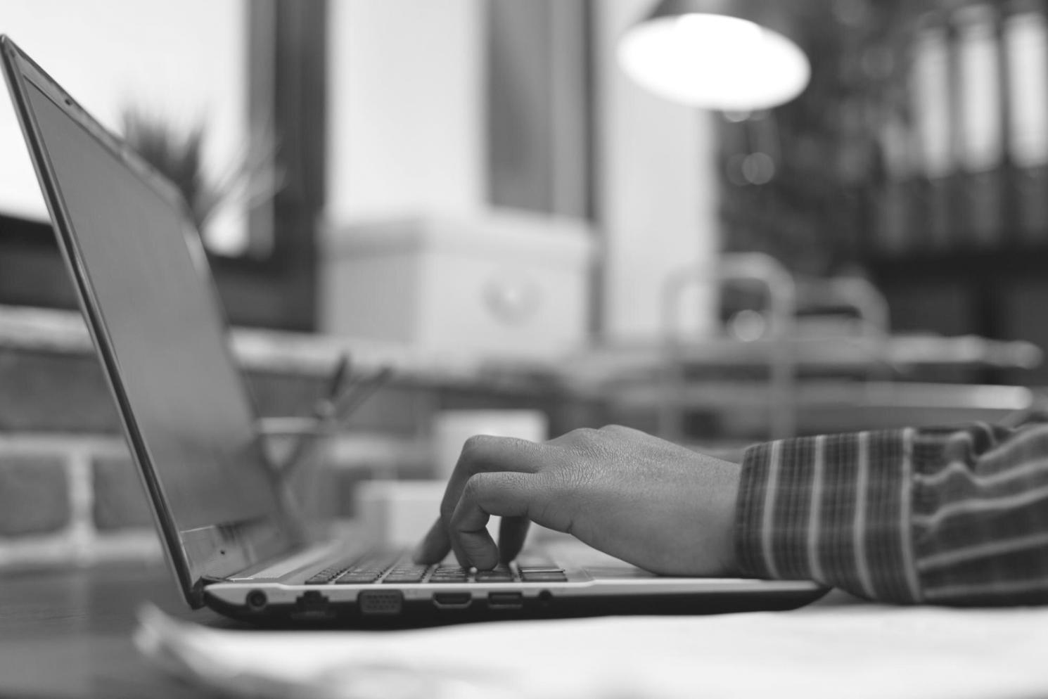 Estudiantes trabajando en análisis financiero colaborativo